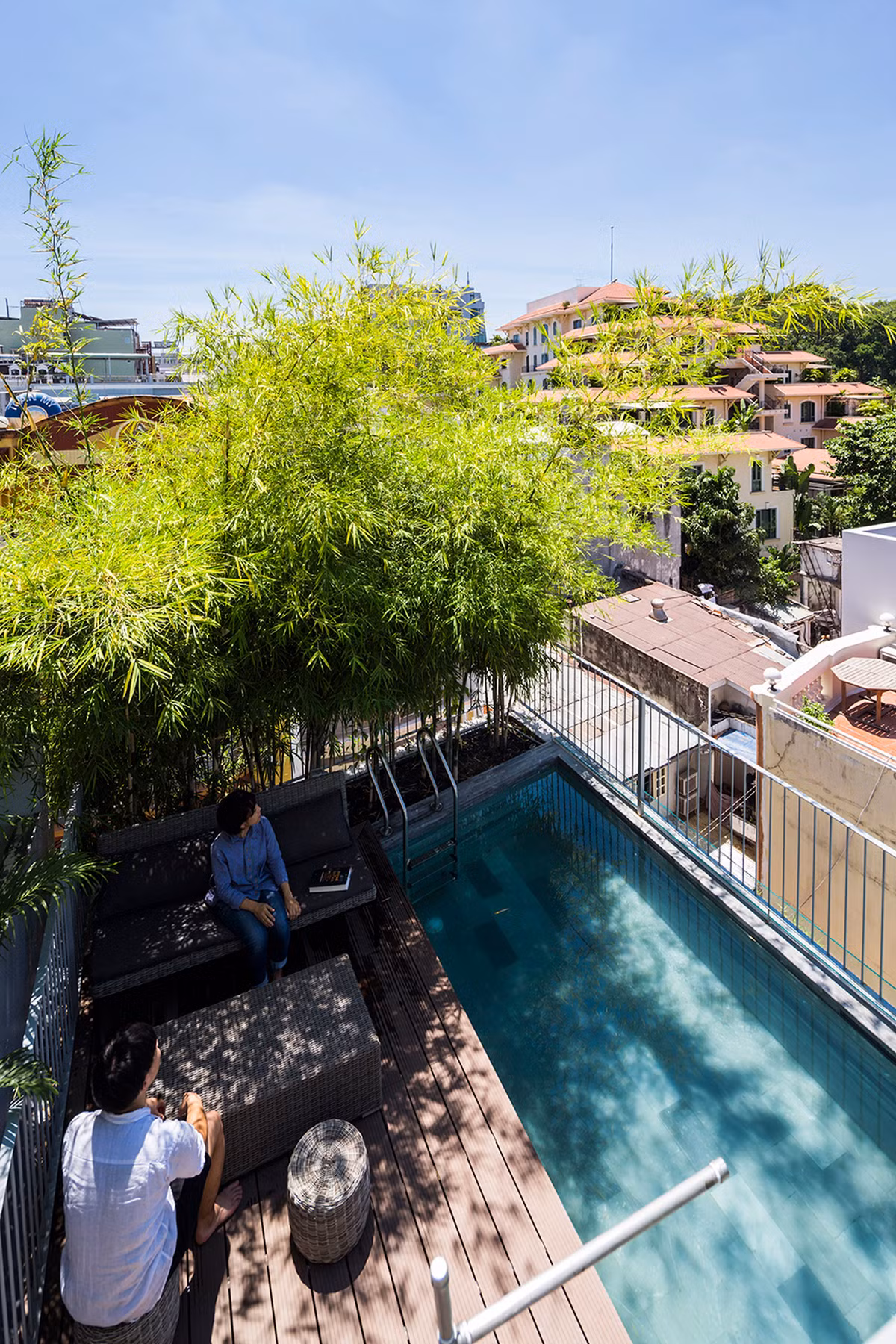 Bể bơi trên tầng thượng.