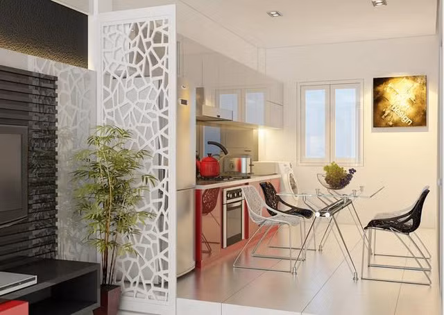 Mảng kim loại họa tiết hoa lá mang tính phân cách ước lệ và làm đẹp cho căn hộ nhiều mặt thoáng.