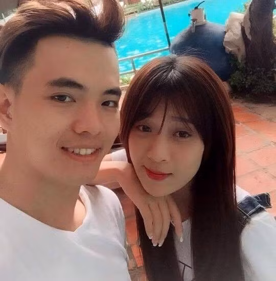 "Nhiều người bình thường cũng không làm được điều hai bạn đã và đang làm. Tôi vô cùng ngưỡng mộ những tình cảm như vậy. Chúc hai bạn luôn xinh đẹp, thành công và hạnh phúc", thành viên Cao Đỗ bày tỏ.