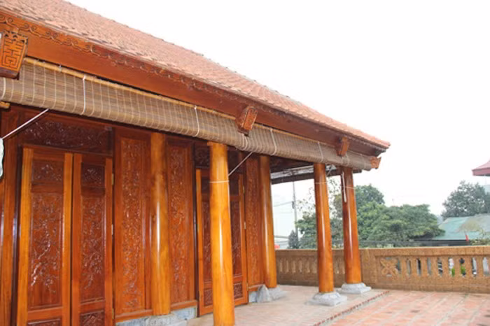 Trước đây, gỗ mít dùng rộng rãi trong việc tạc tượng, đồ thờ cúng. Hiện nay gỗ mít rất được ưa chuộng để làm nhà gỗ. Ảnh: Zing.