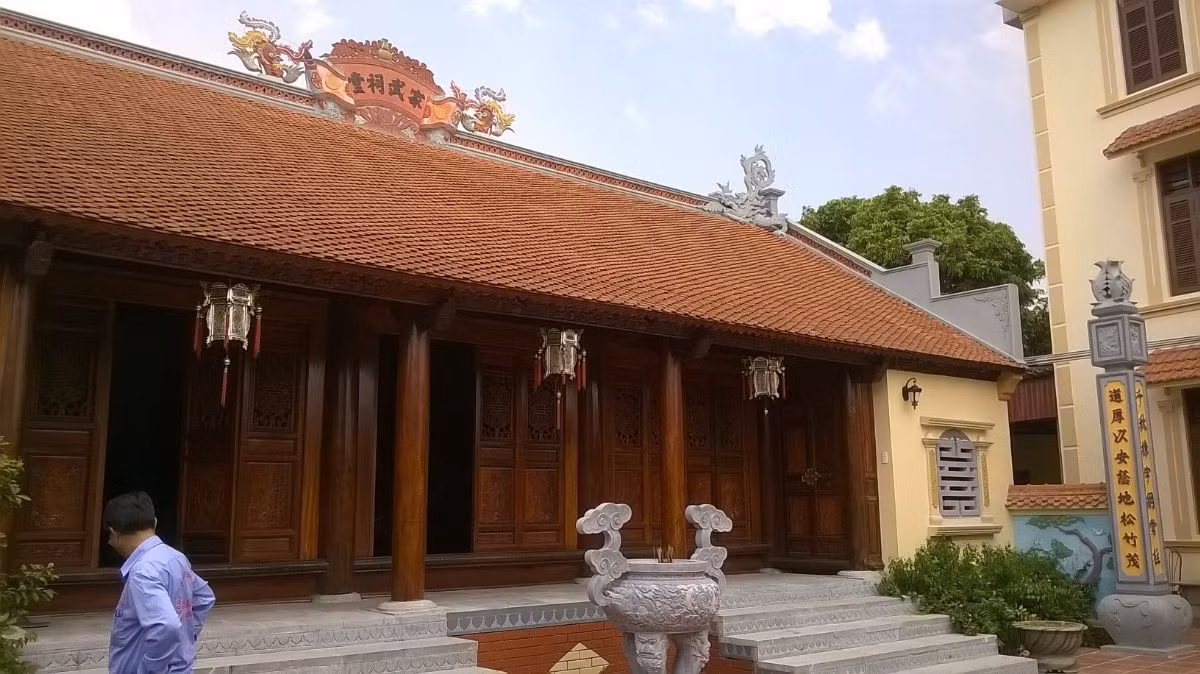 Xu hướng dựng nhà gỗ mang đậm nét cổ kính thời xưa đang được ưa chuộng ở nhiều vùng quê Việt Nam. Bên cạnh những loại gỗ thông thường như xoan, thì còn không ít các loại gỗ quý vô cùng đắt đỏ được người Việt ưa dùng. Ảnh: Nhagolim.