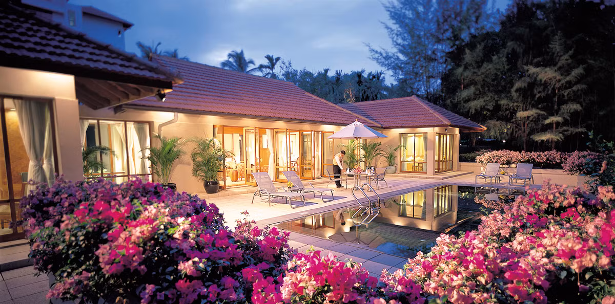 Không gian rực rỡ sắc màu với hàng cây nở hoa. Ảnh: Thietkebietthupho.