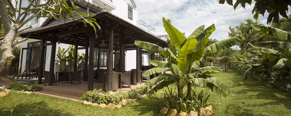 Nằm giữa không gian xanh mát nên gia chủ hạn chế sử dụng tông màu sặc sỡ cho ngôi nhà. Ảnh: Thietkebietthupho.