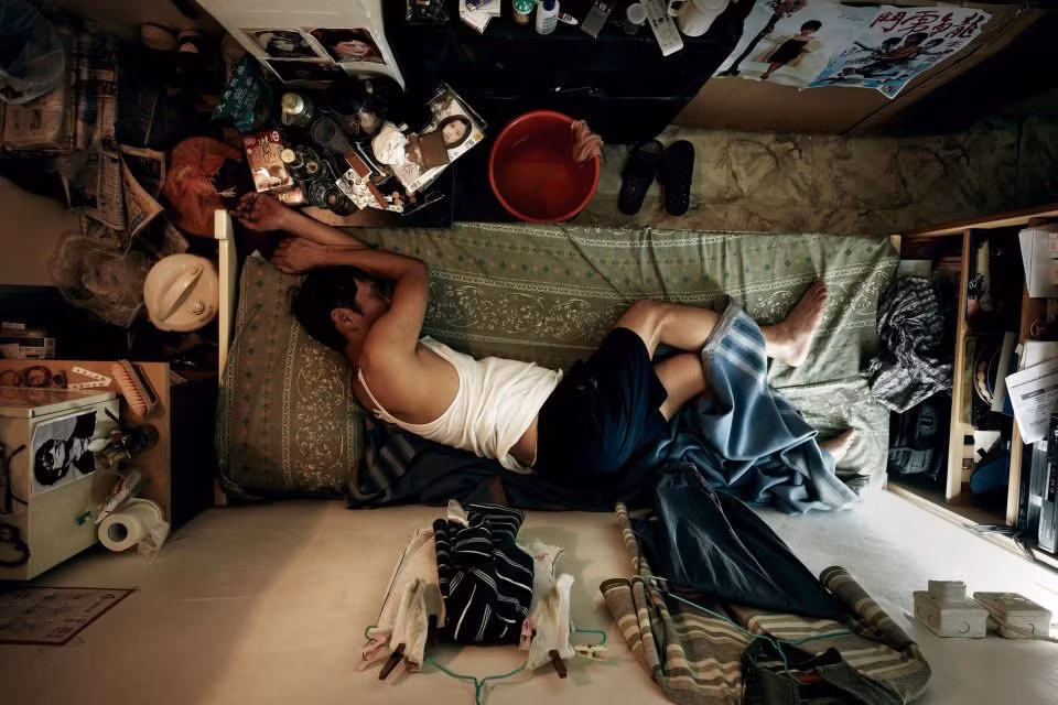 Ban đêm, họ phải cuộn mình trong không gian chật chội để chìm vào giấc ngủ. Ảnh: Thesun.