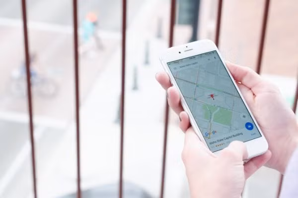 Khi đi du lịch đừng quên chụp ảnh màn hình các hướng rồi tắt dịch vụ định vị để tiết kiệm pin điện thoại. Ảnh: Krazy Coupon Lady.