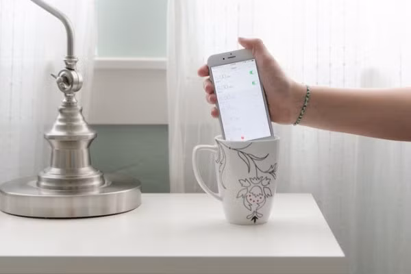 Đặt điện thoại vào trong cốc để khuếch đại âm thanh của bài hát hoặc làm chuông báo động. Ảnh: Krazy Coupon Lady.
