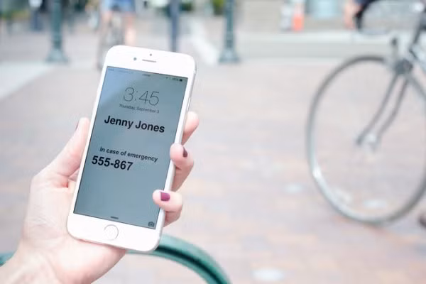 Để thông tin cá nhân như tên, số điện thoại...lên màn hình khóa để người nhặt trả về cho bạn dễ dàng. Hoặc trong trường hợp bị tai nạn, người đi đường có thể liên lạc với người thân. Ảnh: Krazy Coupon Lady.