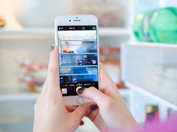 Chụp ảnh tủ lạnh trước khi đi siêu thị giúp bạn không quên mua những thứ cần thiết. Ảnh: Thechive.