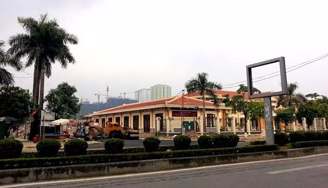 Được quảng cáo là "Không gian Singapore giữa lòng Hà Nội" nhưng dự án chung cư Goldmark City lại khiến nhiều người e ngại vì có nghĩa trang Mai Dịch mở rộng bên đối diện. Ảnh: Tieudungplus.