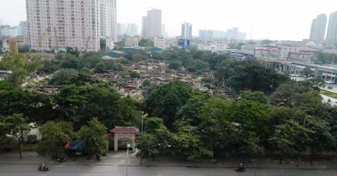 Dự án HUD TOWER tọa lạc tại đường Lê Văn Lương, Quận Thanh Xuân thuộc trung tâm mới ngày một phát triển của Hà Nội nhưng cũng có hướng nhìn ra nghĩa trang lạnh lẽo. Ảnh: Vietnamnet.