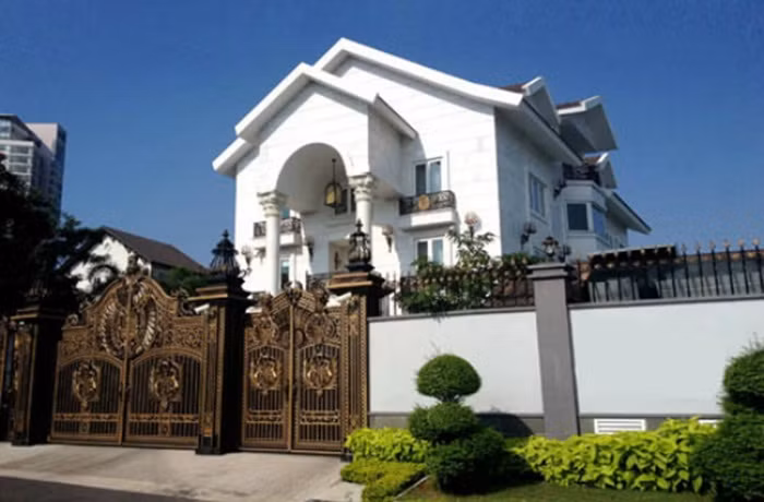 Trên đỉnh của tòa nhà có hình đại bàng tung cánh ấn tượng. Ảnh: Vietnamnet.