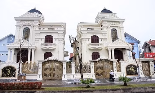 Cặp đôi biệt thự trắng của đại gia Quảng Ninh nằm ngay mặt đường vành đai với mặt tiền hướng ra biển Vịnh Hạ Long. Ảnh: Tinmoi.