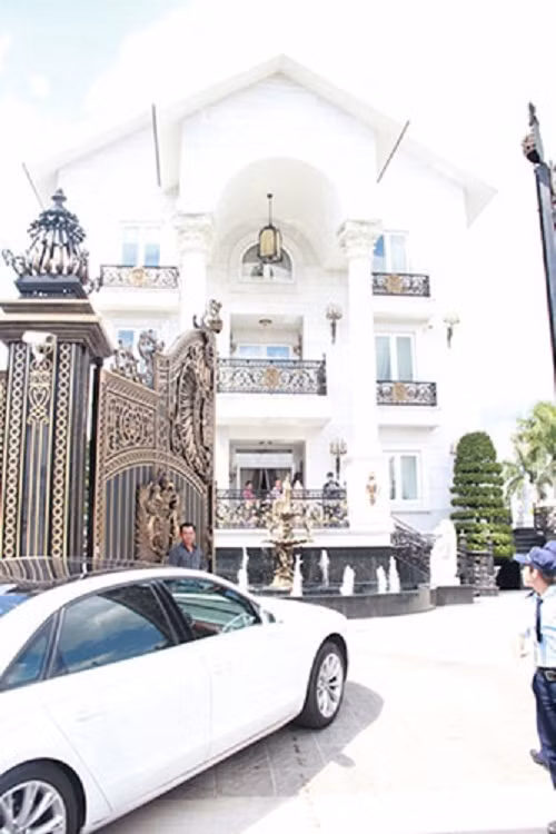 Nằm riêng biệt ở khu biệt thự cao cấp Thảo Điền, ngôi nhà với màu trắng sang trọng nổi bật so với những ngôi biệt xung quanh. Ảnh: Giadinhvietnam.