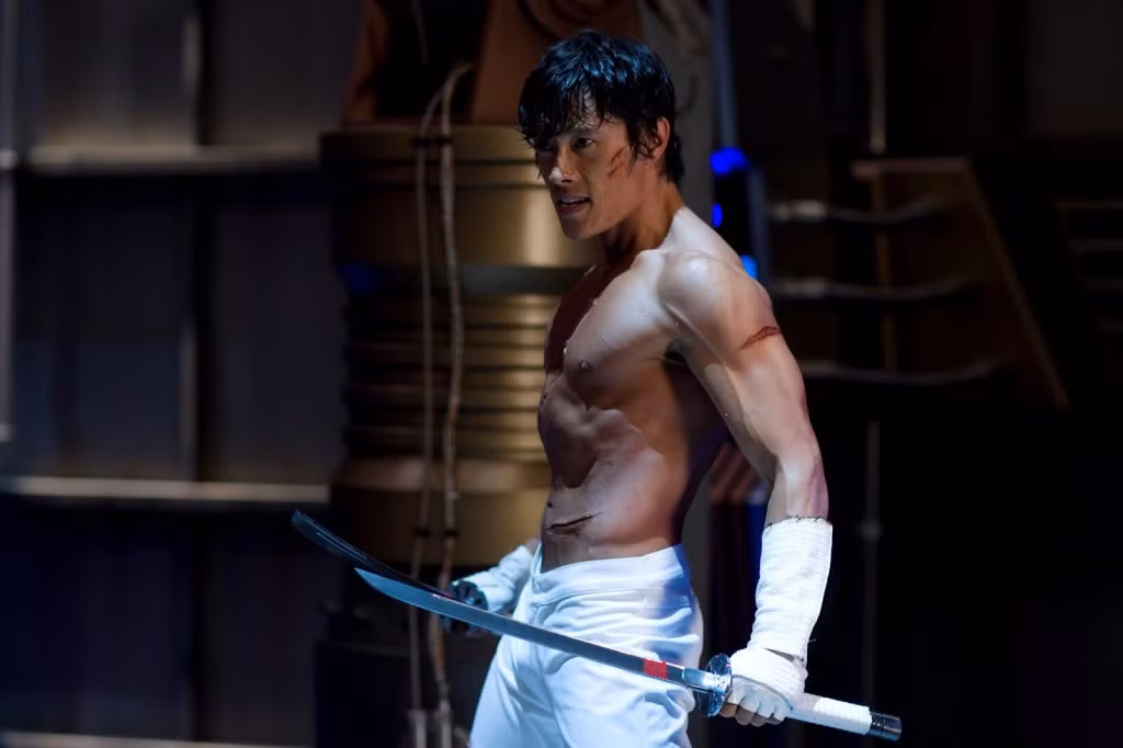 Năm 2009 còn đánh dấu cột mốc mới trong sự nghiệp của Lee Byung Hun. Sau những thành công gặt hái ở trong nước, nam diễn viên tiến tới thị trường quốc tế bằng bom tấn Hollywood có tên G.I. Joe: The Rise of Cobra. Anh tiếp tục vào vai phản diện trong phim. Nhân vật Storm Shadow của Lee Byung Hun được khen ngợi không chỉ nhờ ngoại hình điển trai, thân hình sáu múi mà anh còn diễn xuất tốt những phân đoạn nội tâm, nguy hiểm.