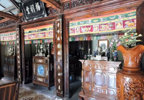 Ngôi nhà cổ gồm 3 gian chính, với 24 cột gỗ có kích thước lớn và được làm theo kiểu “nhà rường đắp đất” cùng hệ thống cửa bàn khoa, cột kèo “rau muống” chạm hình đầu Rồng hoặc đầu chim Phụng, cùng với đó là các hoành phi câu đối, án thờ được chạm khắc hoa văn công phu, tinh xảo.