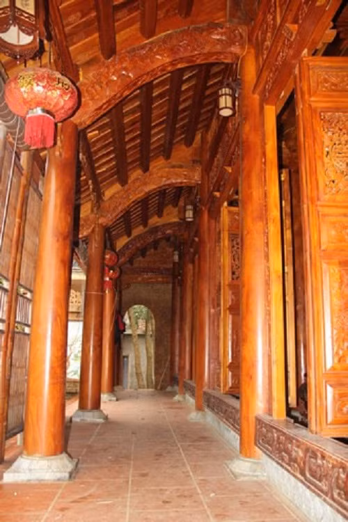 Căn nhà tọa lạc trên địa thế khá phong thủy.