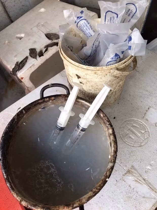 Kinh hai canh dung kim tiem bom tap chat vao tom o Ha Noi