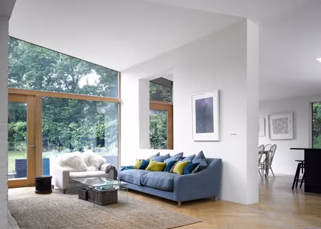 Bên trong nhà được gia chủ sơn màu trắng đối lập với màu đen bên ngoài, mang đến không gian tươi sáng. Ảnh: Dezeen.