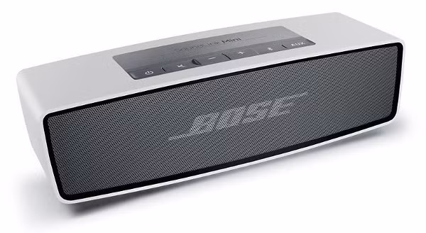 Bose SoundLink Mini II là bản nâng cấp của dòng loa di động SoundLink Mini nhưng có thiết kế không đổi, tuy nhiên được bổ sung thêm khả năng đàm thoại với micro và loa riêng. Bên cạnh đó thời gian dùng pin của loa cũng được cải thiện tối đa lên đến 10 giờ và hỗ trợ tính năng sạc qua cổng microUSB.