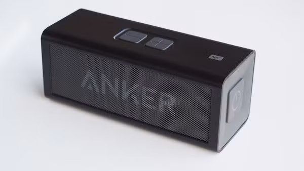 Anker A7909 là “anh trai lớn” của SoundCore ở trên với thời lượng pin đủ để nghe khoảng 500 bài nhạc hoặc gần 24 giờ sử dụng. Tuy nhiên Anker A7909 lại hướng tới nhu cầu những người nghe nhạc thích âm bass nhiều hơn với âm thanh mạnh mẽ hơn, rắn chắc với âm trầm phong phú, vì vậy nó có giá cao hơn so với SoundCore và tất nhiên sẽ cung cấp âm thanh tốt hơn.