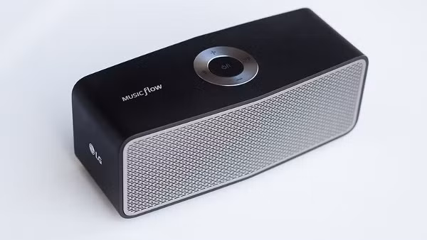 Trên thực tế LG Music Flow P5 không thực sự có nhiều điểm nổi bật, không có kết nối NFC, cáp line-in hoặc loa. Chất lượng âm nhạc từ P5 cũng không so sánh được với các tiêu chí của Anker hay Bose trong danh sách này. Vậy đâu là ưu điểm của chiếc loa di động này?
