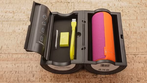 UE Boom 2 có thể phát nhạc liên tục 15 giờ, kết nối phát nhạc qua bluetooth trong bán kính tối đa 30 m, sạc qua cổng microUSB, tích hợp giắc cắm 3.5mm và có cả một móc để treo loa trên xe đạp, xe máy hoặc ba lô rất tiện dụng.