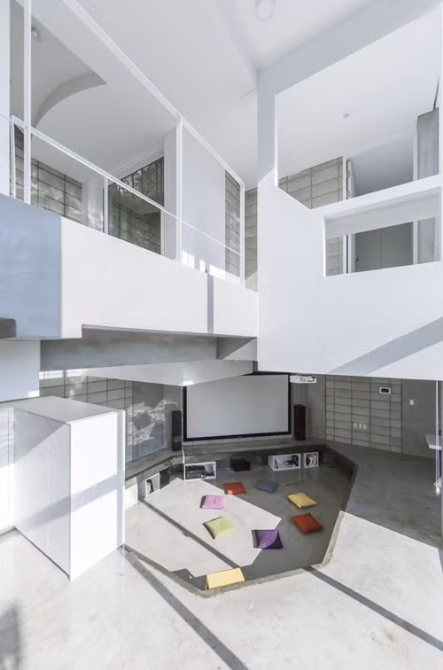 Chia sẻ về thiết kế ngôi nhà, nhóm kiến súc sư cho biết ban đầu ngân sách thiết kế nhà vượt ngoài ngân sách dự trù nên mọi người phải tính toán đến việc lập ngân sách tiết kiệm và đơn giản hơn.