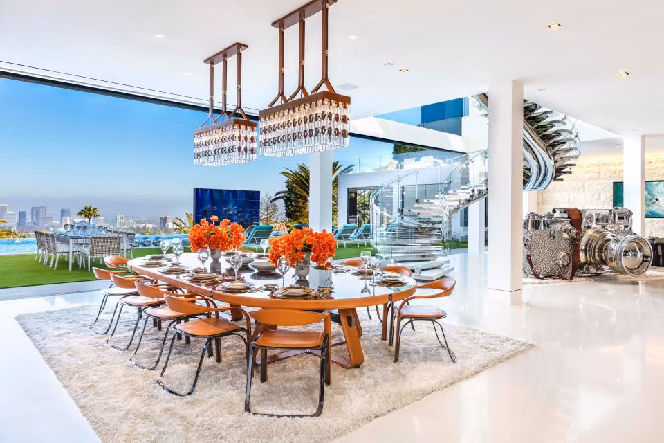 Bàn ăn sang trọng hướng ra bể bơi.