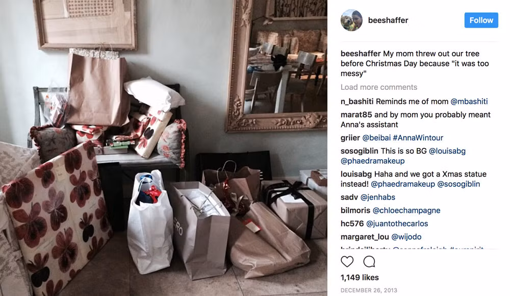 Cô con gái đã chia sẻ câu chuyện thú vị về mẹ của mình trên Instagram: “Mẹ tôi đã vứt cây thông Noel trước ngày lễ Giáng sinh vì nó quá lộn xộn”. Vì vậy các món quà đành phải xếp vào một góc thay vì dưới cây thông như thường thấy.