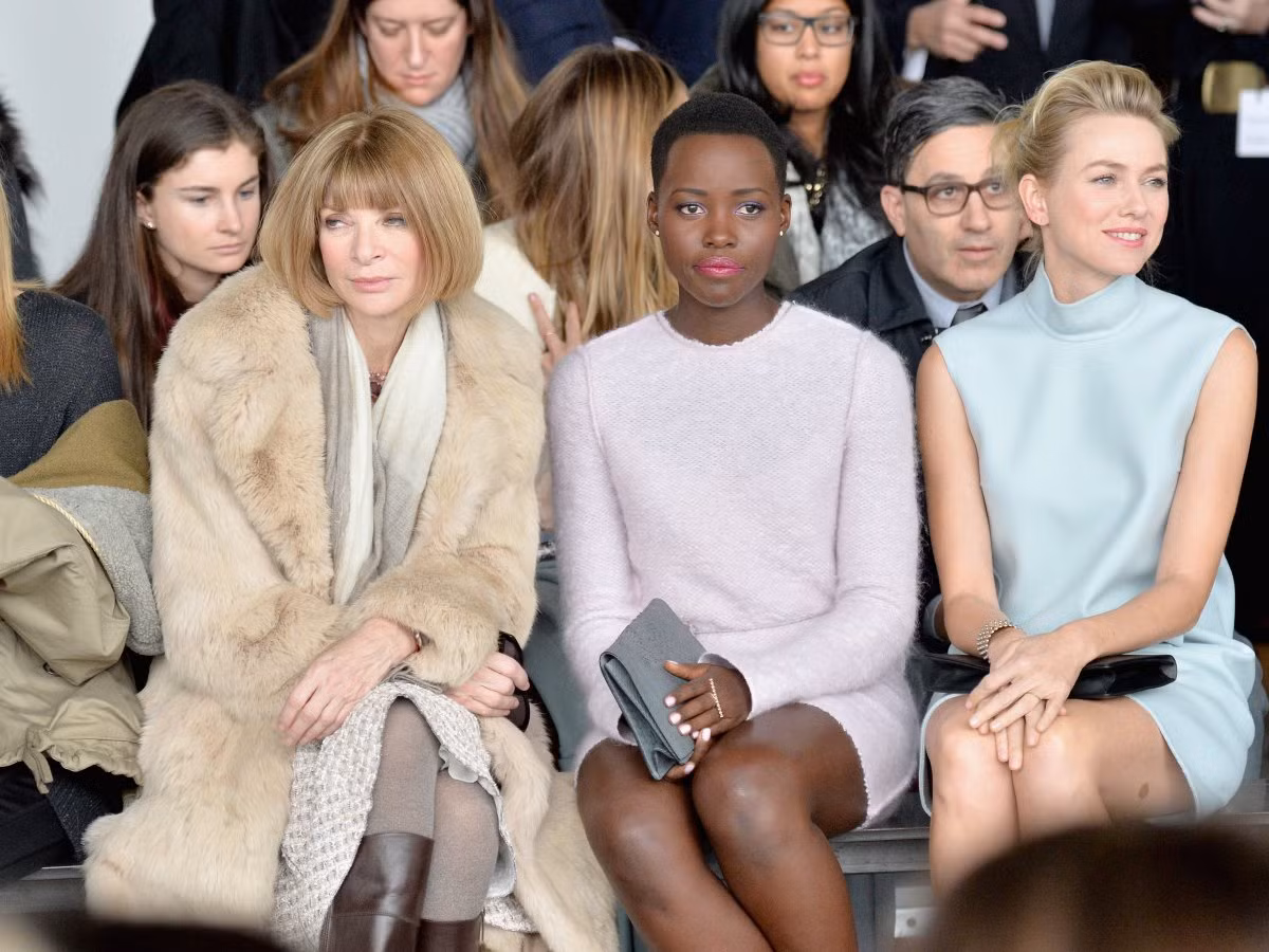 Bà chia sẻ hàng ghế đầu danh dự của mình với rất nhiều ngôi sao nổi tiếng.