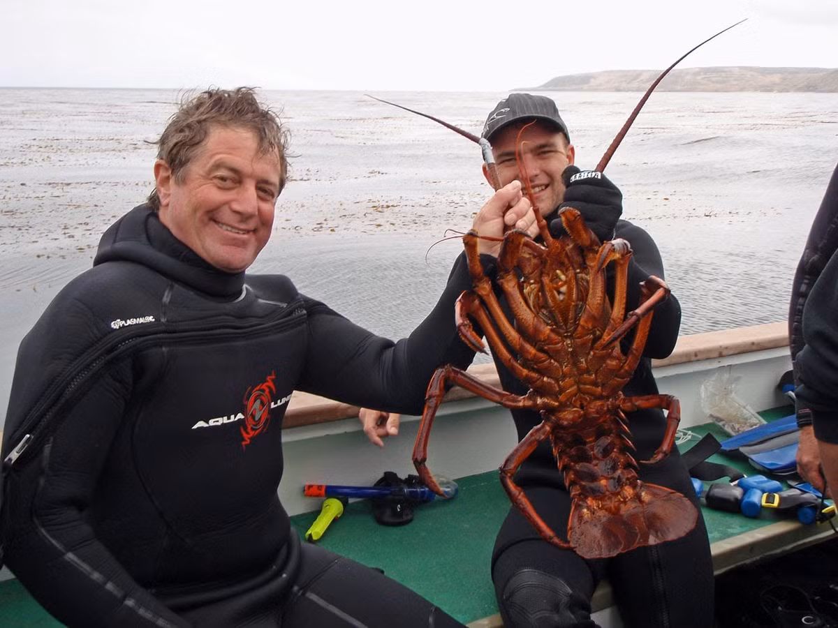 Niềm vui không thể tả xiết của ngư dân khi bắt được tôm hùm. Ảnh: Youtube.