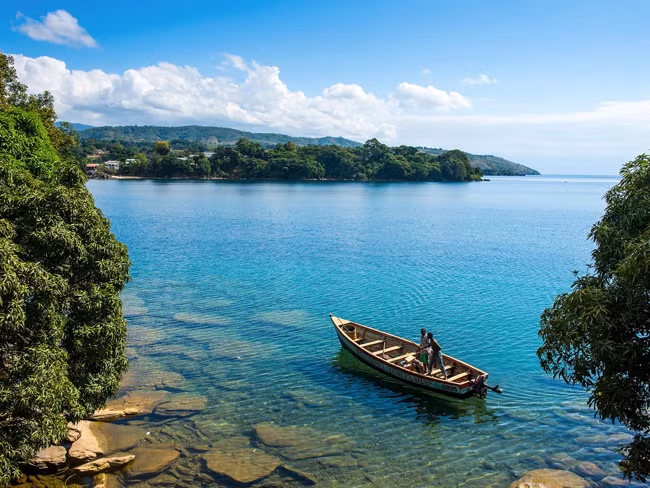 14. Hồ Retba: Hồ Retba, hay hồ hoa hồng, nằm ở phía bắc đảo Cap Vert của Senegal. Tên hồ bắt nguồn từ màu nước hồng đậm đặc trưng bởi loại tảo nơi đây sinh trưởng do hàm lượng muối cao tới 40%. Du khách tới đây vô cùng thích thú bởi những bụi cây samphire màu đỏ tía phát triển mạnh mẽ trên những bãi cát trắng, và cồn cát có màu đất nâu.