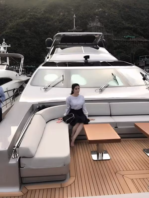 Được biết, Lý Nhã Kỳ thường sử dụng du thuyền để đưa đón người dân đi chơi và du ngoạn. Ảnh: Thethaovanhoa.