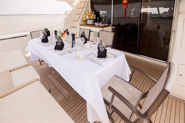 Nội thất bên trong du thuyền được trang trí hiện đại, tiện nghi như khách sạn 5 sao. Ảnh: Yan.