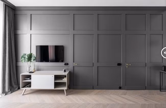 Cửa vào phòng ngủ và công trình phụ được thiết kế để ẩn mình trên bức tường.