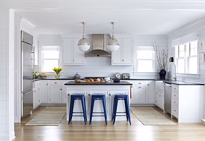 Màu trắng của tường và những vân đen mảnh tạo cảm giác ngăn nắp hơn trong không gian phòng bếp. Ảnh: Homedit.