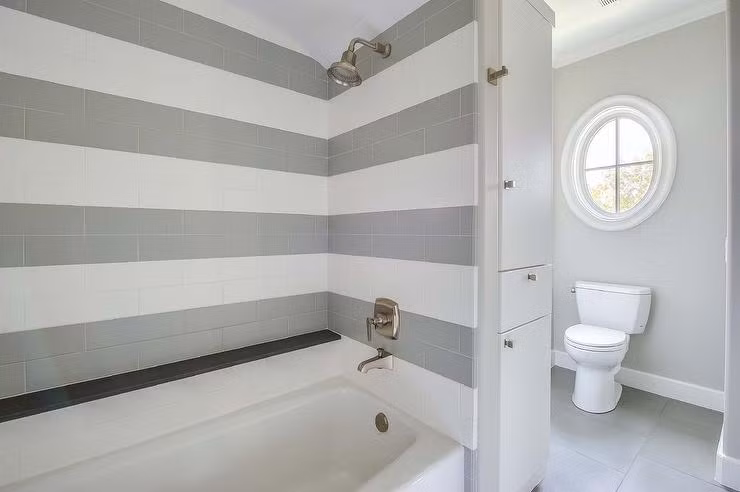 Trắng - xám cho không gian thoáng mát và sang trọng. Ảnh: Decorpad.