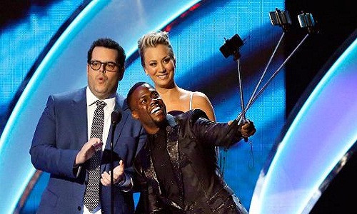 Kevin Hart chụp ảnh tự sướng trong lễ Peoples Choice Award. Ảnh: MTV.