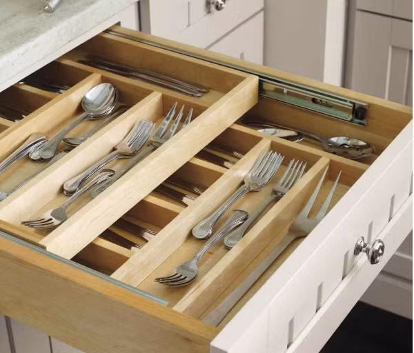 Phớt lờ những phụ kiện và dụng cụ lưu trữ như ngăn kéo nhiều tầng, ngăn chia nhỏ trong tủ...cũng là lỗi trang trí khiến nhà bếp trở nên bừa bộn. Ảnh: Homedit.