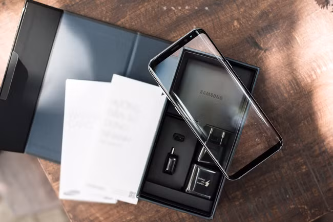 Các phụ kiện trong hộp Galaxy S8+ năm nay đều là màu đen, bao gồm sạc nhanh, cáp USB Type-C, các cổng chuyển, tai nghe và tất nhiên không thể thiếu nhân vật chính: chiếc Samsung Galaxy S8 màn hình “trong suốt”.