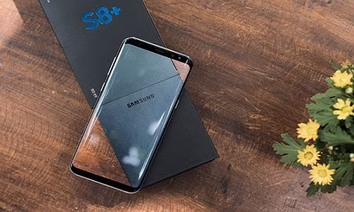 Đây là hộp đựng Samsung Galaxy S8+, có thể thấy được “màn hình vô cực” kích thước lớn đến 6,2 inch của Galaxy S8+ đẹp “mê hoặc” đến mức nào.