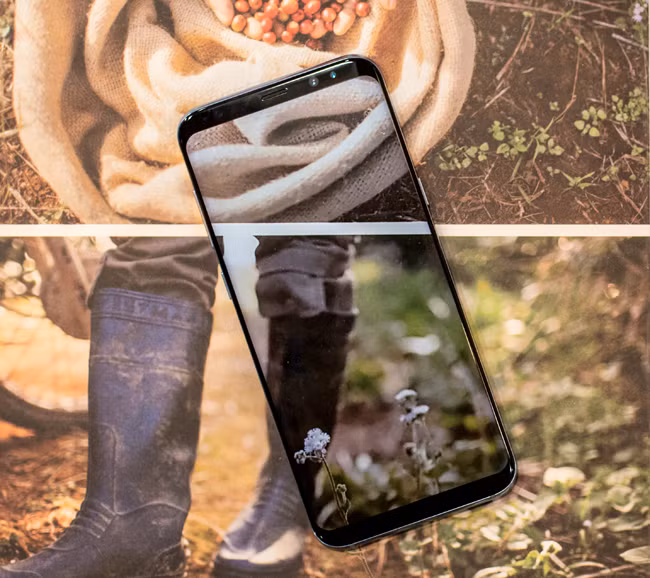 Giá bán của bộ đôi siêu phẩm Samsung năm nay cũng rất tốt khi rẻ hơn iPhone khá nhiều. Samsung Galaxy S8 có giá 18.490.000 đồng còn Galaxy S8+ là 20.490.000 đồng. Cả hai sản phẩm này đều được đi kèm những quà khuyến mãi “siêu khủng” và những dịch vụ cao cấp từ Samsung.