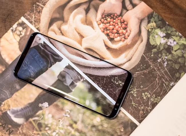 Thiết kế mới và màn hình 6,2 inch độ phân giải Quad HD+ tỉ lệ 18,5:9 chính là điểm ấn tượng nhất trên bộ đôi Samsung Galaxy S8 và Galaxy S8+ năm nay. Chắc chắn tất cả người dùng đều thấy bất ngờ trước một thiết kế quá đẹp như thế này.