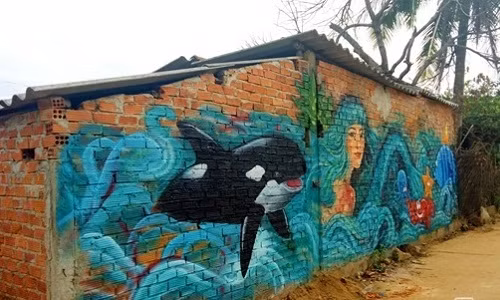 Ngôi làng bích họa “mới toanh” này tọa lạc tại Gành Yến, thôn Thanh Thủy, xã Bình Hải, huyện Bình Sơn tỉnh Quảng Ngãi, cách TP.Quảng Ngãi 32 km về hướng Đông Bắc. Hiện đây là làng tranh bích họa 3D "độc nhất vô nhị" ở Quảng Ngãi và hiếm hoi trong cả nước.