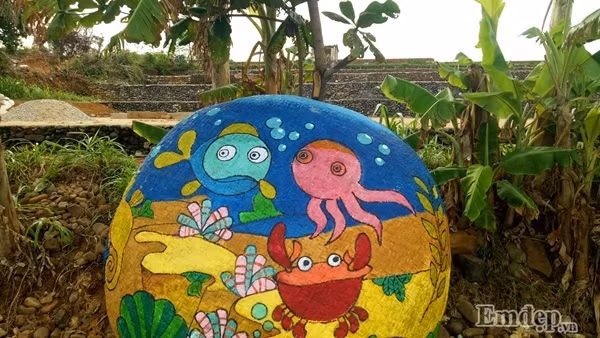 Cũng nhờ làng bích họa mới nổi này mà Gành Yến cũng trở nên mắt hơn trong màu áo của những chiếc thúng nằm úp, tô vẽ lên mình vô số hình ảnh người dân chèo lưới, sao biển, cá đang bơi lội...