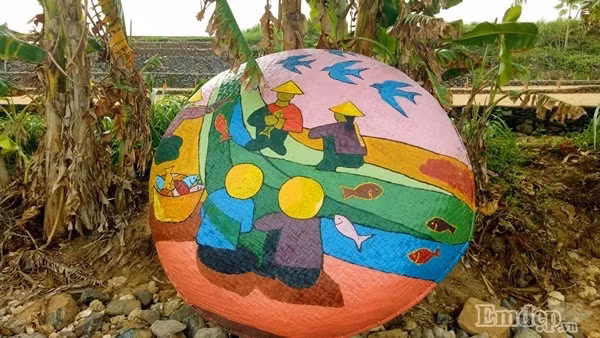 Không thể ngờ những chiếc thuyền thúng, vật dụng sinh nhai gắn bó với những người dân chài từ đời này qua đời khác lại trở nên sinh động và đáng yêu đến thế.