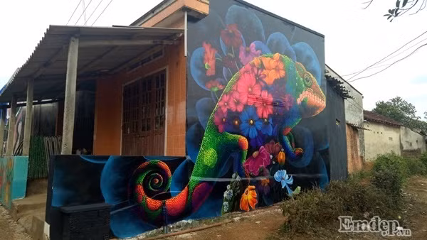 Phương tiện thuận tiện nhất để đi đến đây là xe máy. Các bạn ở xa như Hà Nội hay Sài Gòn có thể hạ cánh ở sân bay Chu Lai, sau đó thuê xe máy hoặc taxi đến đây để hòa mình vào không gian tươi mới, rực rỡ của ngôi làng bích họa 3D độc đáo.