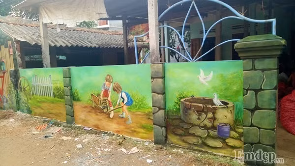 Khác với những bức tranh chủ yếu hướng tới bảo vệ môi trường biển và loài rùa biển ở Lý Sơn, nội dung các bức vẽ ở Thanh Thủy chủ yếu là phong cảnh, động thực vật, cảnh sinh hoạt với màu sắc rực rỡ, bắt mắt.