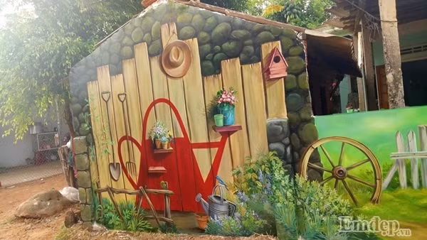 Những bức họa được tô vẽ tỉ mỉ khiến cho không gian cũng trở nên tươi mới, sinh động hơn.