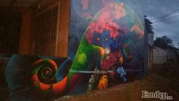 Cũng những bức vẽ này nhưng vào buổi tối còn có khả năng phát sáng, tạo ra không gian lung linh, kỳ ảo khiến du khách ngỡ ngàng.